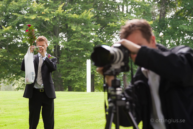 Bröllopsfotograf under en fotografering