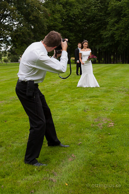 Bröllopsfotograf under en fotografering