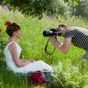 Bröllopsfotograf under en fotografering