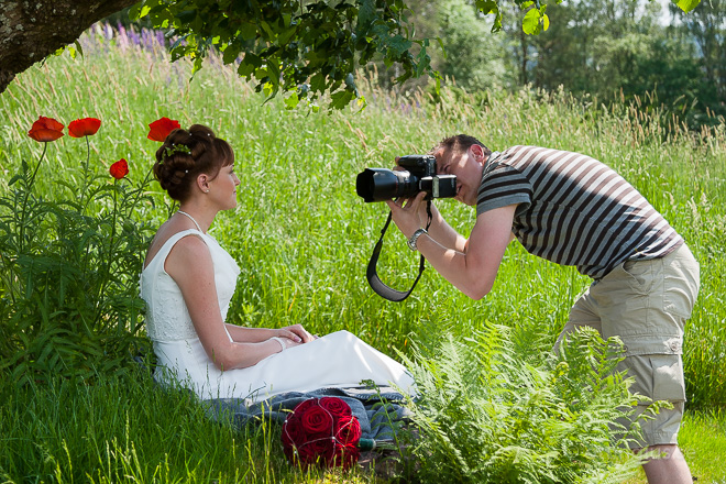 Bröllopsfotograf under en fotografering