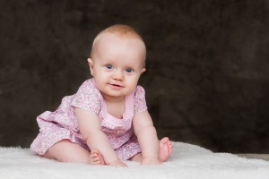 Barnfotografering på en liten söt tjej