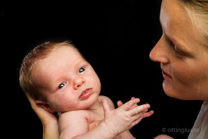 Foto på mamma och sitt nyfödda barn