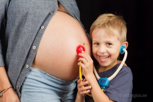 Gravidbilder när sonen lyssnar på den magen