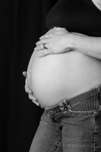 Svartvitt bild på gravidmage
