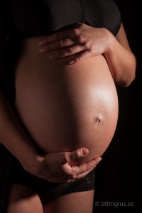 Foto på en stor mammamage, taget i fotostudion