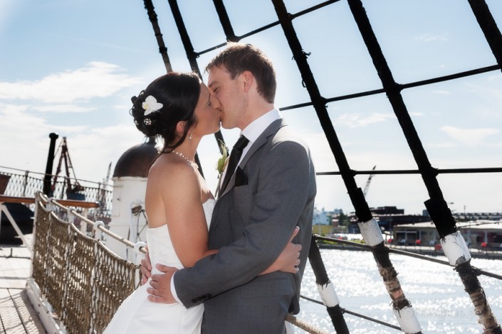 Bröllopsfotografering i Göteborg, med hav och blå himmel