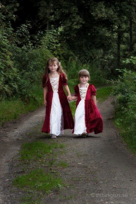 Tärnorna anländer ombytta och klara till bröllopsfotograferingen