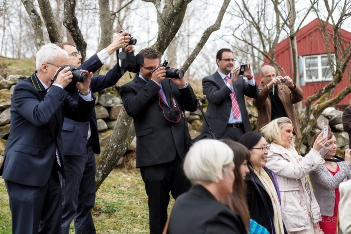 Alla vill fotografera brudparet efter vigseln